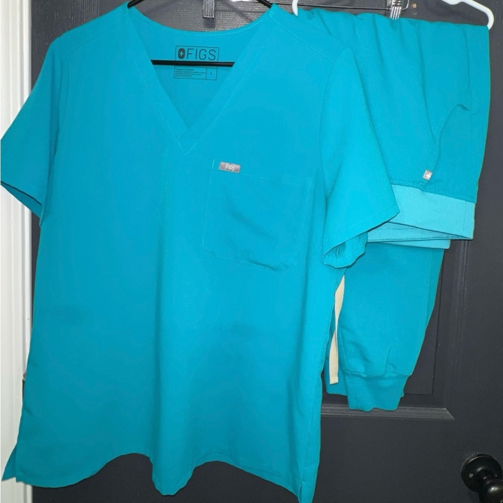 Large Catarina one pocket scrub top
Large Petite joggers